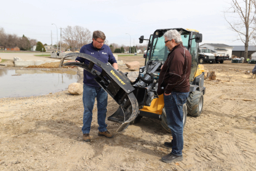 500x333_ATX850 with People ATX 850 Demo with tree care provider