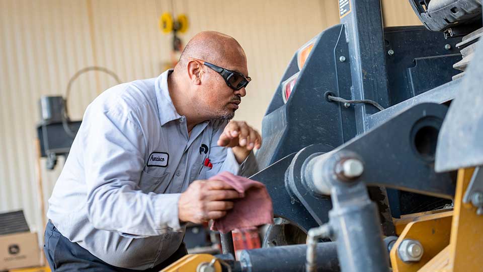 Diesel mechanic cleaning machinery