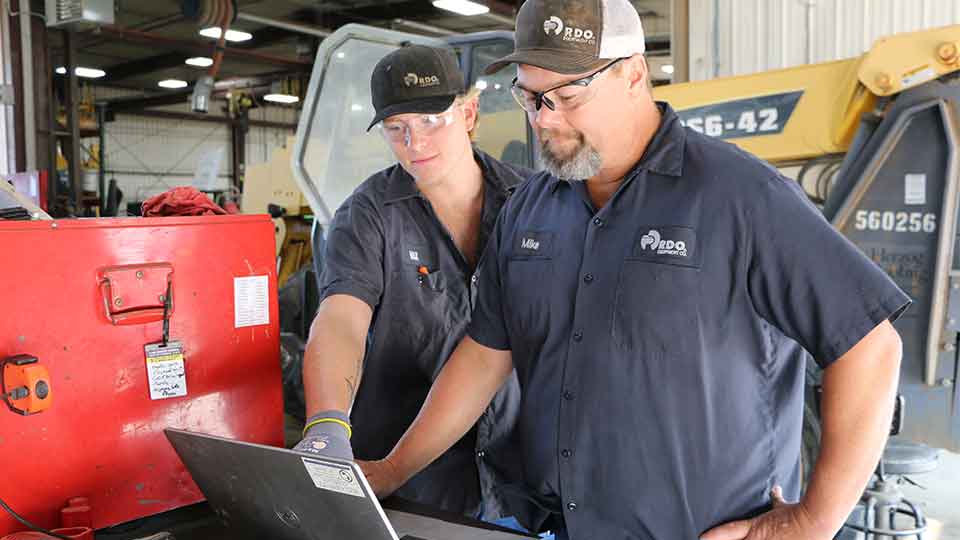 Service manager RDO working with service technician