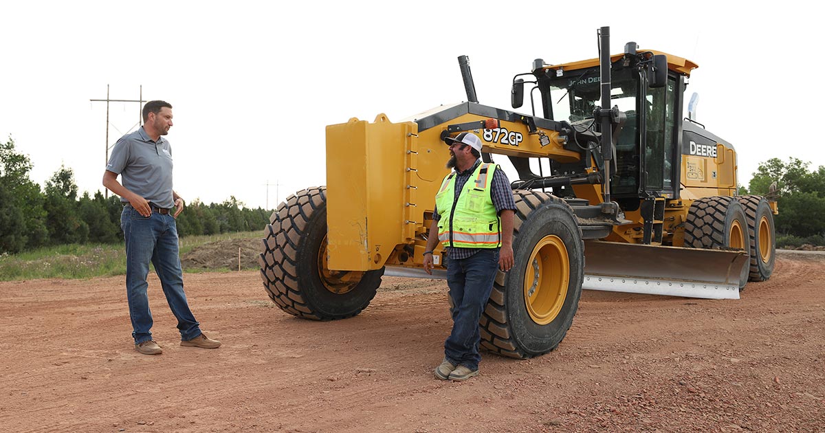 How Deere’s Mastless Motor Grader Works on the Job for Baranko Bros